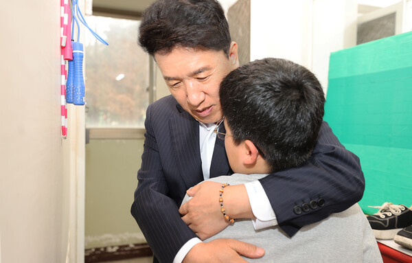 수도권 소재 가정을 방문, 한 가족돌봄 아동과 포옹을 나누는 함영주 회장. 하나금융 제공.