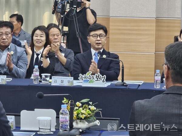 김철우 군수가 16일 보성군청 대회의실에서 열린 '2025년 정책비전 투어'에서 환영사를 하고 있다. 문미선 기자