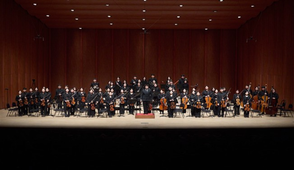 이번 공연은 부산시립청소년교향악단 금관5중주단이 맡아, 〈홀리데이 마치〉, 〈마이웨이〉,〈찐이야〉, 〈문어의 꿈〉, 〈여행을 떠나요〉 등 세대를 아우르는 익숙한 대중음악과 명곡들을 선사할 예정이다. 사진은 부산시립교향악단. 제공=부산관광공사