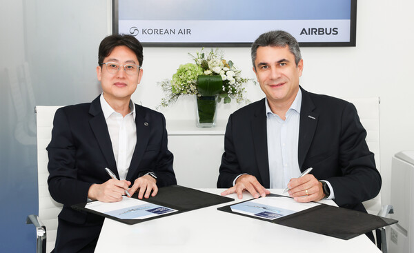 오종훈 대한항공 예지정비팀장(왼쪽)과 파브리스 비욤 에어버스 디지털 서비스 성장·혁신 책임자가 계약 체결 후 기념 사진을 촬영하고 있다. 대한항공 제공