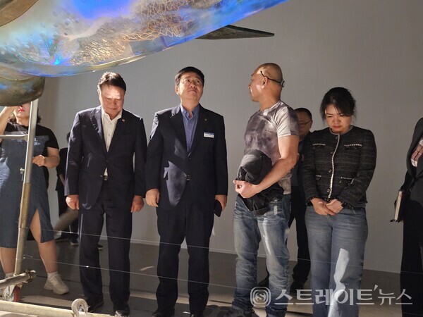 지난 16일 화순읍 동구리 호수공원 내 화순군립최상준미술관에서 열린 기획전 ‘근원의 시간’ 개막식에서 이호범 부군수와 임지락 도의원이 김숙빈 작가의 작품 설명을 들으며 작품을 감상하고 있다. 화순군