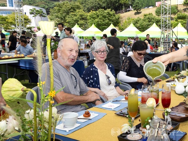 제12회 보성세계차박람회를 찾은 외국인 관광객이 열선루 일원 시음 체험 부스에서 보성 녹차를 시음하며 차 문화를 즐기고 있다. 보성군
