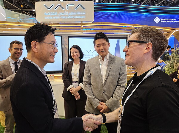 ‘GITEX Global 2025’에서 만난 이창권 KB금융지주 디지털·IT부문장과 Matthew White VARA CEO. KB금융 제공.