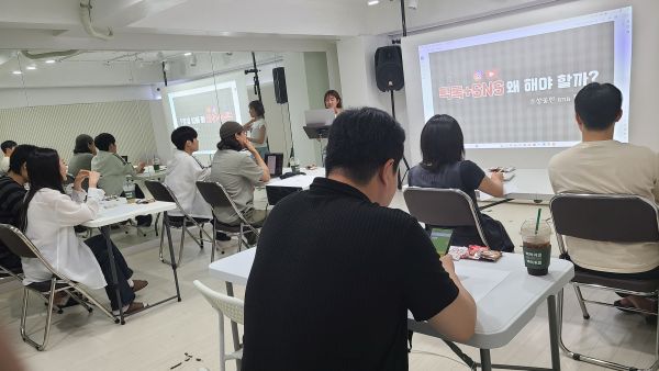 서울시와 전국대학생연합 리버스 캠퍼스가 공동으로 추진한 청년 소상공인 이커머스 역량 강화 사업에서, 틱톡 라이브(TikTok live) 플랫폼을 활용한 디지털 마케팅과 콘텐츠 제작 교육을 진행하고 있다. 리버스캠퍼스 제공