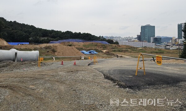 ◇'두산위브더제니스 구미' 공사현장. 단지의 동남쪽인 101동 예정지의 동쪽서 북서쪽 방향으로 바라보는 구도다. (사진=이준혁 기자)