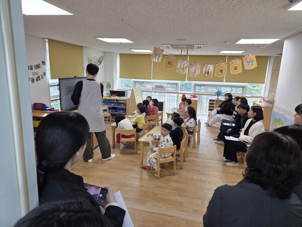 21일 사이언스신성어린이집에 참관교사들이 공개수업을 듣고 있다. 대전교육청 제공.