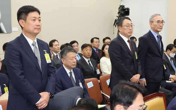 21일 국회 과학기술정보방송통신위원회에서 열린 ICT(정보통신기술) 분야 산하기관 국정감사에서 (왼쪽부터)홍범식 LGU+ 대표이사, 유영상 SKT 대표이사, 김영섭 KT 대표이사가 일어서서 과방위 소속 의원들의 질의를 듣고 있다. 연합뉴스