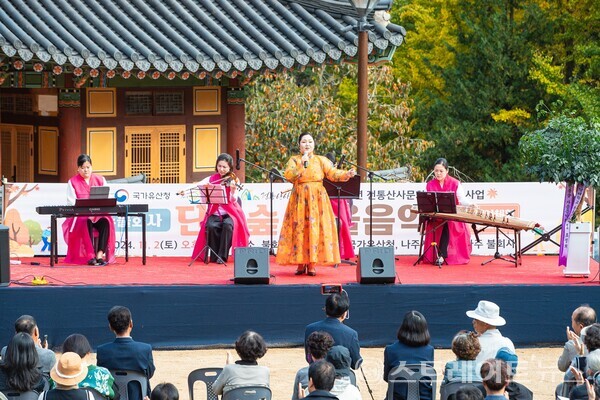 지난해 불회사에서 열린 '가을 산사문화제'에서 참석자들이 가을 음악회를 즐기고 있다. 나주시