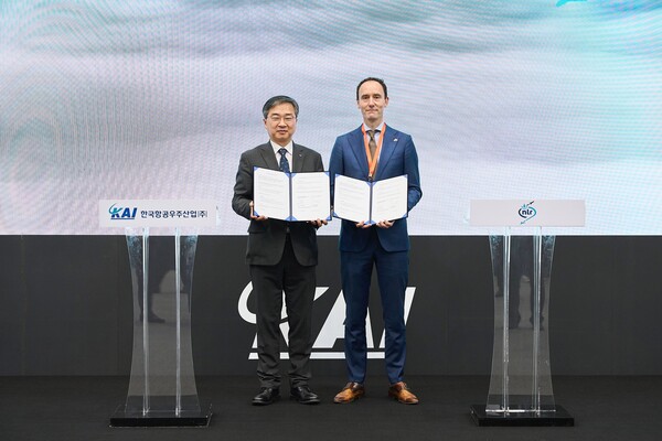 KAI 김지홍 전무(왼쪽)와 네덜란드 항공우주연구소(NLR) 부대표 Henk van Dijk가 차세대 공중전투체계 개발 협력 MOU를 체결하고 기념촬영을 하고 있다. KAI 제공