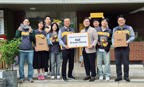 굿네이버스 관계자 및 임직원과 함께한 김영성 KB자산운용 대표. KB자산운용 제공.