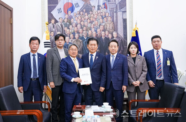 강기정 시장이 22일 오전 서울 국회 본관에서 정청래 더불어민주당 대표를 만나, 이재명 대통령의 핵심 공약이자 국정운영 5개년 계획에 포함된 ‘국가AI컴퓨팅센터 광주 설립’ 이행을 촉구하는 성명서를 전달하고 있다. 광주시