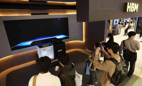 22일 서울 코엑스에서 열린 '반도체대전(SEDEX) 2025'에서 관람객들이 SK하이닉스 부스에 전시된 'HBM4' 실물을 살펴보고 있다. 연합뉴스