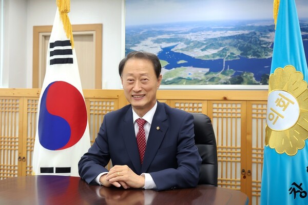 손태화 창원시의회 의장은 22일 더불어민주당 시의원들이 시청 프레스센터에서 자신을 향해 ‘독단적인 의회 운영’이라고 비판한 기자회견에 대해 반박 성명을 발표했다.