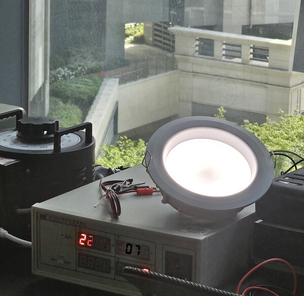 인제대학교 기술지주 자회사 ㈜라파비가 개발한 ‘인체 감지형 가시광 살균조명’ . 