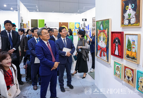 강기정 시장이 23일 오후 김대중컨벤션센터에서 열린 '제16회 광주국제아트페어'에 참석해 내빈들과 전시작품을 관람하고 있다. 광주시