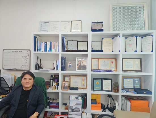 자신의 사업체인 하늘모터스 자동차매매상사에서 각종 봉사활동 공헌한 인터뷰 도중 부끄로운 표정의 국영호 대표.최휘경 기자.