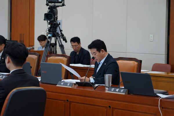 국회 기후에너지환경노동위원회 고용노동부 국정감사에서 발언 중인 박정 의원. 의원실. 