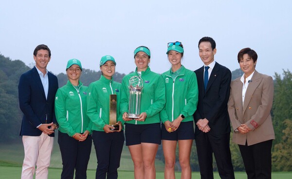 우승을 차지한 호주팀과 함께한 한화생명 김동원 사장(오른쪽 두번째)과 박세리 선수 등 관계자들. 한화생명 제공.