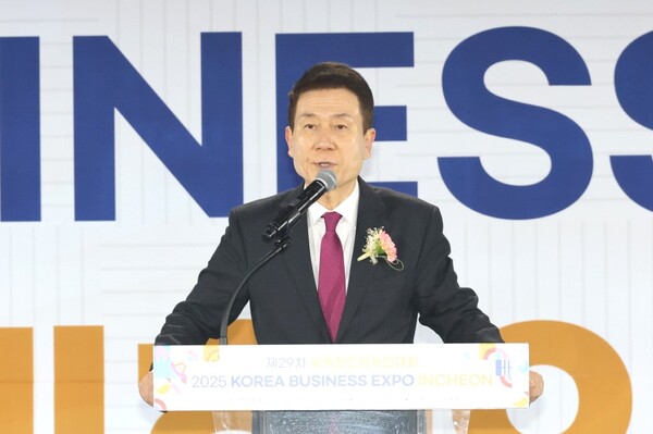 (지난 27일 인천 송도컨벤시아에서 열리는 ‘제29차 세계한인경제인대회&2025 KOREA BUSINESS EXPO INCHEON’에 참석해 인사말을 하고 있는 이강덕 포항시장=포항시)