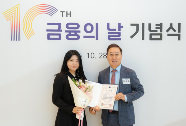 수상자 김희정 매니저와 함께한 윤호영 대표. 카카오뱅크 제공.