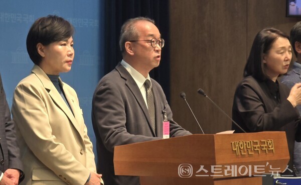 한화오션과 금속노조 거제통영고성 조선하청지회는 28일 오후 손배소 취하 합의문에 서명하고 국회 소통관에서 공동 기자회견을 열었다. 정인섭 거제사업장 사장이 발언하고 있다. 설인호 기자. 