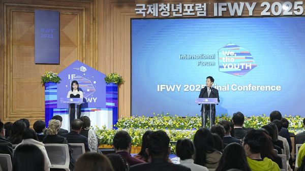 이재상 하이브 대표가 IFWY 개막식에서 격려사를 하고 있는 모습. 하이브 제공