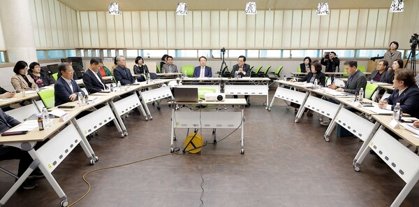 27일 대전시의회는 조원휘 의장 주재로 대전시의회 혁신자문위원들과 新야간경제 활성화 전략을 주제로 정책토론회를 열고 있다. 대전시의회 제공.