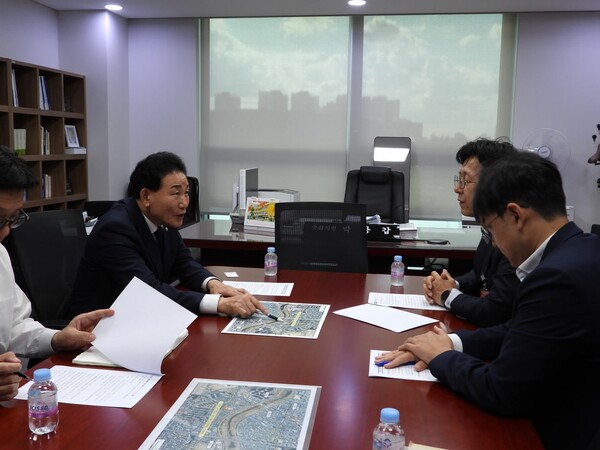 23일 박용갑 의원은 송호석 금강유역환경청장을 만나 유등천 파크골프장 신설과 대전천 천변도로 확장사업 등 지역 핵심 현안 지원을 공식 요청하고 있다. 박용갑 의원실 제공.