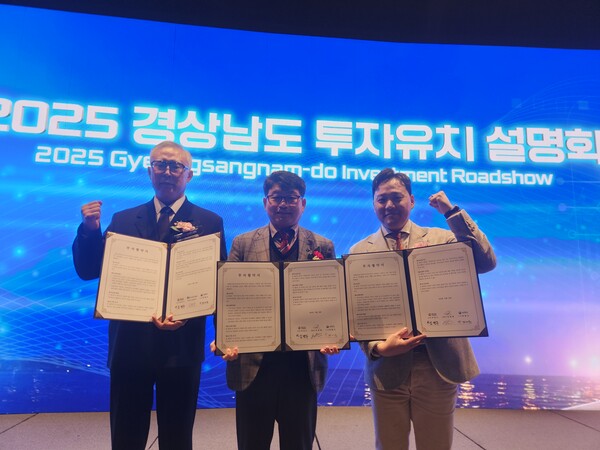 김제홍 부시장(가운데)이 ㈜송월테크놀로지, 리더인항공㈜ 대표들과 투자협약 체결 후 기념촬영을 하고 있다. 사천시 제공