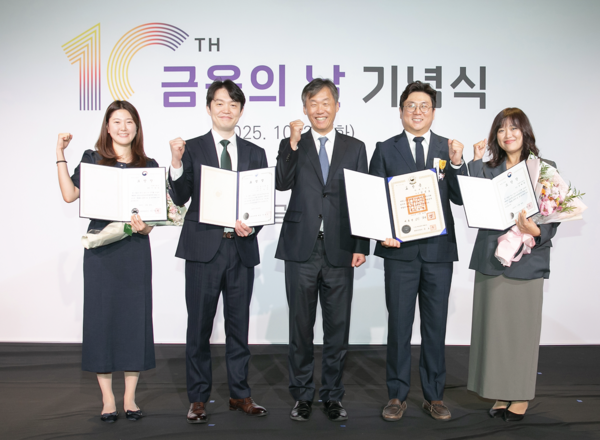 (왼쪽부터) 케이뱅크 소속 이다정 매니저, 김홍종 팀장, 최우형 은행장, 김성호 매니저, 윤혜령 팀장. 케이뱅크 제공.