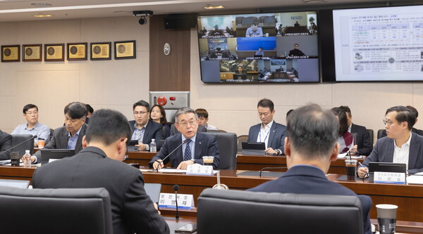 남부발전 김준동 사장(왼쪽)이 28일 부산 본사에서 ‘2026년도 예산안 대토론회’를 개최하여, 임직원들과 함께 2026년 예산안에 대한 주요 심의 방향을 논의했다. 한국남부발전 제공.