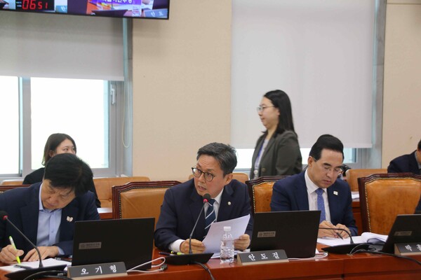 국회 기획재정위원회 종합감사에서 질의중인 더불어민주당 안도걸 의원. 의원실. 