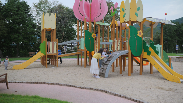 아이들이 하동나림 생태공원에서 놀이시설을 체험하고 있다. 하동군 제공