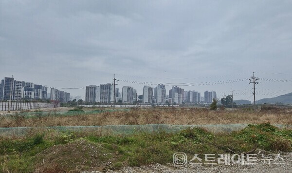 HDC현대산업개발이 경기도 파주에서 브랜드 대단지 기록을 다시 쓰고 있다. 이번에는 운정신도시가 아닌 파주메디컬클러스터(PMC)에서다. 사진은 운정3지구와 맞닿은 사패동에서 대지 조성 중인 '운정 아이파크 시티' 건설현장. 김태현 기자