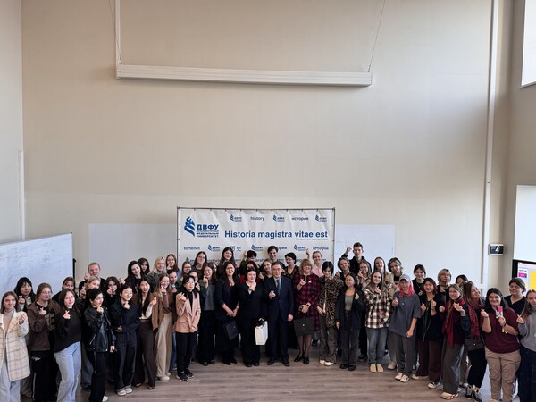 송복철 부산경제진흥원장은 러시아 블라디보스토크 국립연방대에서 한국어사범대 학생 60여명을 대상으로 ‘한국 문화의 특징과 K-문화의 세계적 확산’을 주제로 특별 강연을 진행했다. 특히 송 원장은 이날 강연에서 K-콘텐츠의 글로벌 경쟁력과 한·러 청년 세대 간 문화교류의 중요성을 강조해 높은 관심과 호평을 얻은 것으로 전해졌다. 사진=부산경제진흥원 제공​​​​