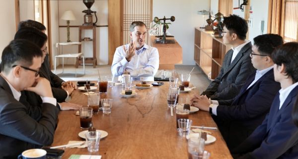 맷 가먼 AWS CEO가 국내 주요 스타트업 관계자들과 AWS의 글로벌 인프라와 AI 서비스 스택을 통한 혁신과 협력 방안을 논의하고 있다. AWS 제공