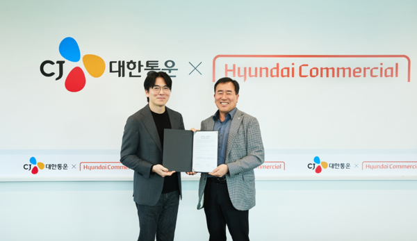 김재완 현대커머셜 산업금융본부장(왼쪽)와 최갑주 CJ대한통운 더운반그룹장. 현대커머셜 제공.