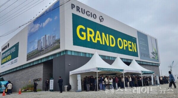 대우건설이 경기도 김포시 사우동 428-3번지(풍무역세권 도시개발사업 B3블록) 일원에 공급하는 '풍무역 푸르지오 더 마크'의 견본주택. 청약홈은 내달 3일 특별공급을 시작으로 이 단지 청약을 접수한다. 김태현 기자