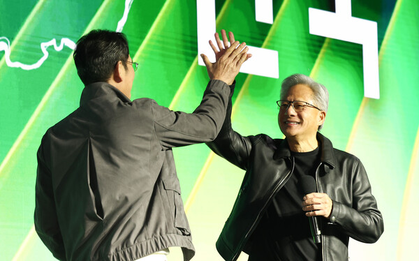 젠슨 황 엔비디아 최고경영자와 이재용 삼성전자 회장이 30일 서울 코엑스에서 열린 엔비디아의 그래픽카드(GPU) '지포스' 출시 25주년 행사에서 단상에 올라 하이파이브를 하고 있다. 연합뉴스