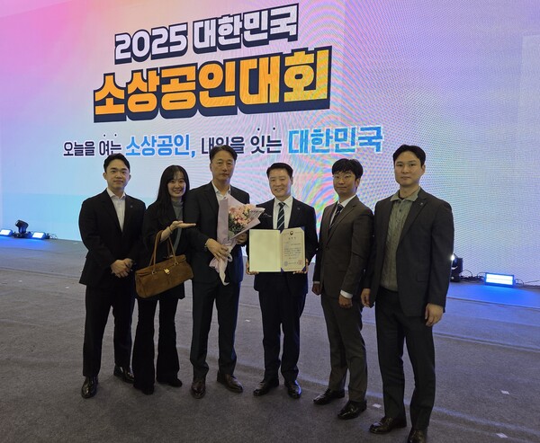 31일 대전신용보증재단(대전신보)은고양킨텍스 제2전시장에서 열린 2025년 대한민국 소상공인대회에서 소상공인 지원활동 우수단체로 선정돼 중소벤처기업부 장관 표창 수상 후 기념 촬영을 하고 있다. 대전신용보증재단 제공.