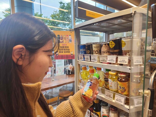 편의점 CU가 쌀쌀해진 날씨에 맞춰 동절기 의류, 핫팩 등 방한용품을 선보이고 있다. BGF리테일 제공