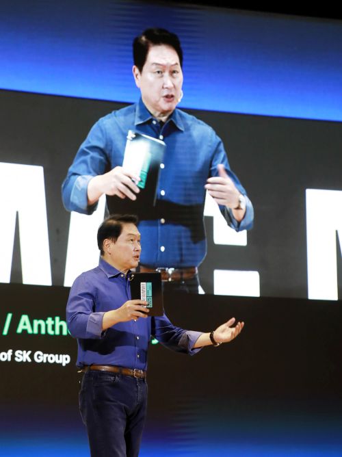 최태원 SK그룹 회장이 3일 서울 강남구 코엑스에서 열린 ‘SK AI Summit(서밋) 2025’에서 ‘AI Now & Next’를 주제로 기조연설을 하고 있는 모습. SK수펙스 제공