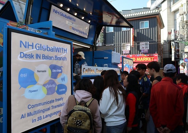 지난 1일 화성시 발안만세시장에서 열린 '제2회 세계음식문화 페스티벌'을 찾은 국내외 방문객들이 농협은행이 운영한 푸드트럭을 이용하는 모습. NH농협은행 제공.
