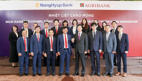 베트남 하노이 아그리뱅크 본사에서 팜 또안 브엉 은행장(중앙 좌측)을 접견한 강태영 행장(중앙 우측). 농협은행 제공. 