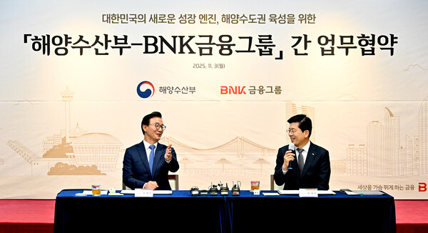 3일 부산 문현동  BNK금융 본사에서 만난 빈대인 BNK 회장(왼쪽)과 전재수 해양수산부 장관. BNK금융 제공.
