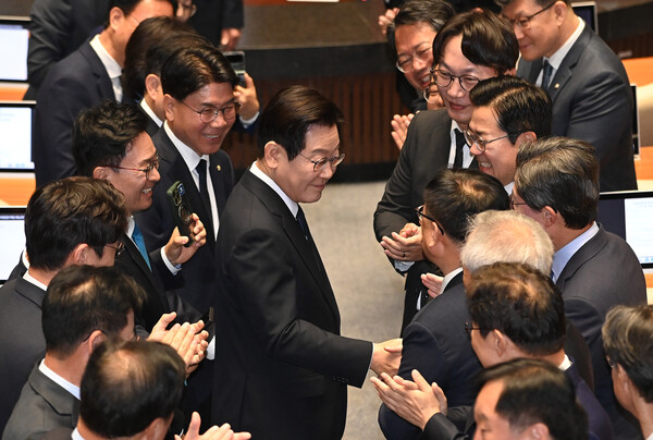 이재명 대통령이 4일 시정연설을 하기 위해 국회 본회의장으로 들어서며 의원들과 인사하고 있다. . 연합뉴스. 