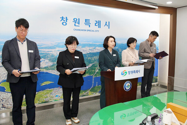 창원특례시 정양숙 문화관광체육국장이 4일 시청 프레스센터에서 올해 4분기 브리핑을 하고 있다.