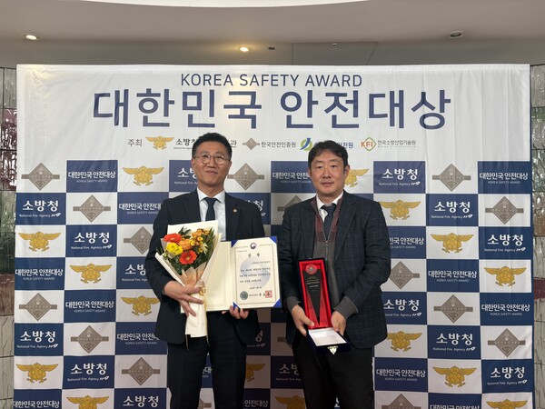 3일 소상공인시장진흥공단은 서울 한국프레스센터에서 개최된 제24회 대한민국 안전대상 시상식에 참석해 행정안전부장관상을 수상 후 기념 촬영을 하고 있다. 소진공 김현석 시장상권본부장, 임유석 시장경영총괄팀장. 소진공 제공.