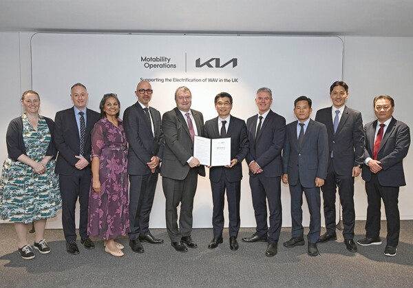 기아와 모타빌리티 관계자들이 영국 내 PBV(목적기반차량) 보급 확대를 위한 업무협약(MOU)을 체결한 후 기념 사진을 촬영하고 있다. 기아 제공