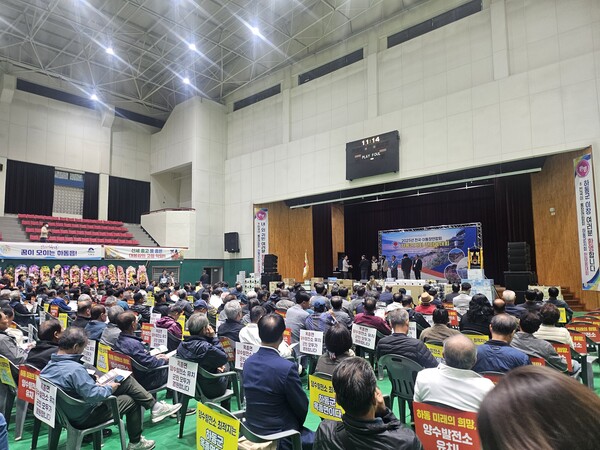 하동실내체육관에서 열린 ‘2025년 하동군 이장 한마음대회’에 참석한 이장들과 관계자들이 화합의 시간을 갖고 있다. 하동군 제공
